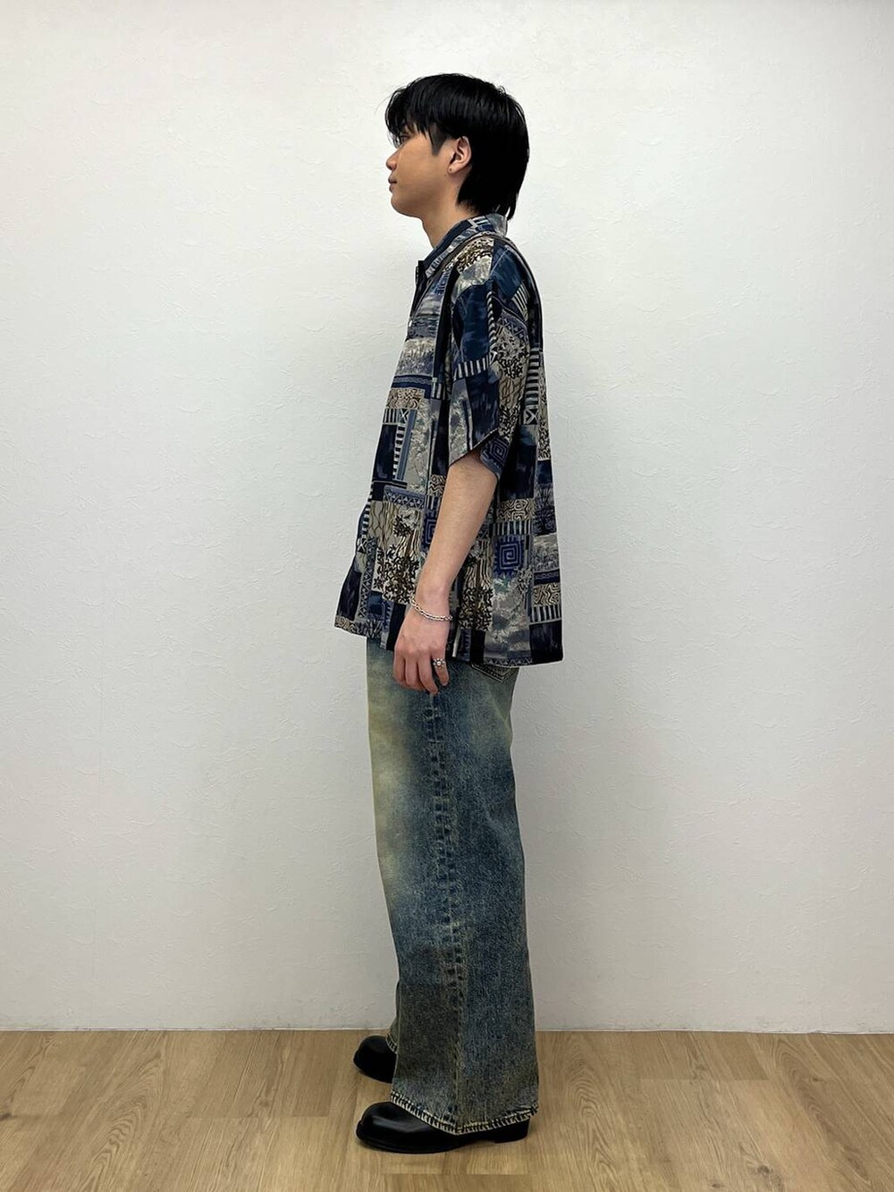 ブルー系のデニムパンツ、ブラック系のドレスシューズ、ブルー系のシャツ/ブラウスを着用したメンズの春コーディネートの2枚目の写真