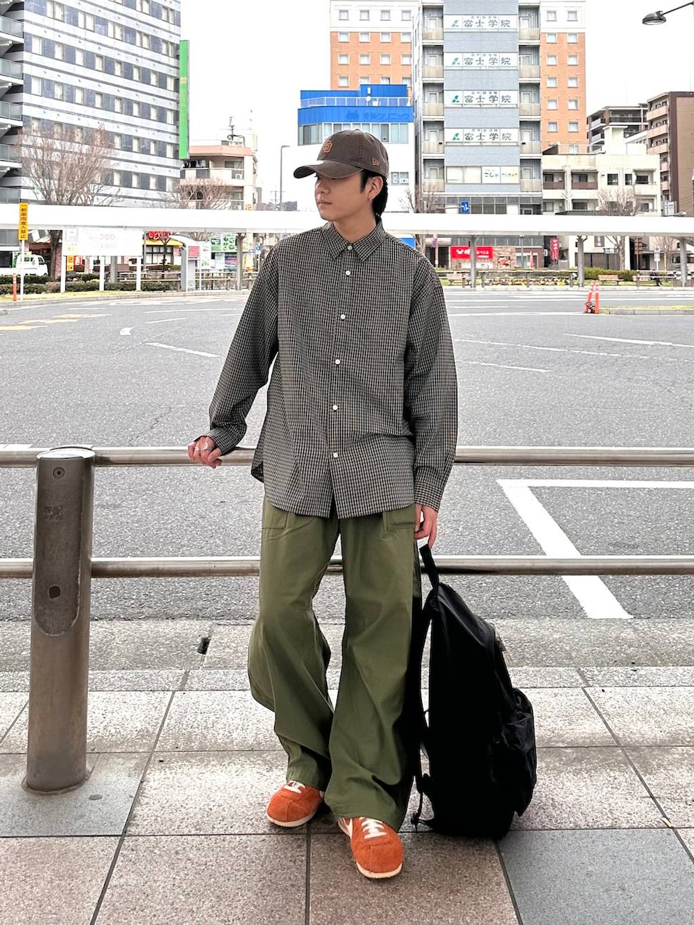 「ゆったり、春コーデ、カジュアル、きれいめ、シャツ、ワイドパンツ、ミリタリー、キャップ、リュック・バッグ、RAGEBLUE」｜「RAGEBLUEのマルチポケットバックパック/リュック（バックパック/リュック、ブラック系）」を使った、RINさん（メンズ・171cm）の春コーディネートの5枚目の写真