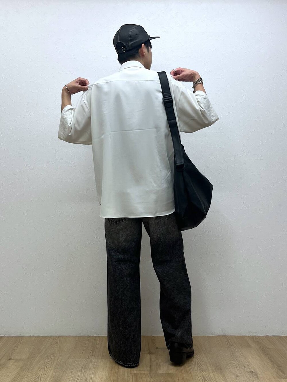 ホワイト系のシャツ/ブラウス、ブラック系のショルダーバッグ、ブラック系のドレスシューズを着用したメンズの夏コーディネートの3枚目の写真