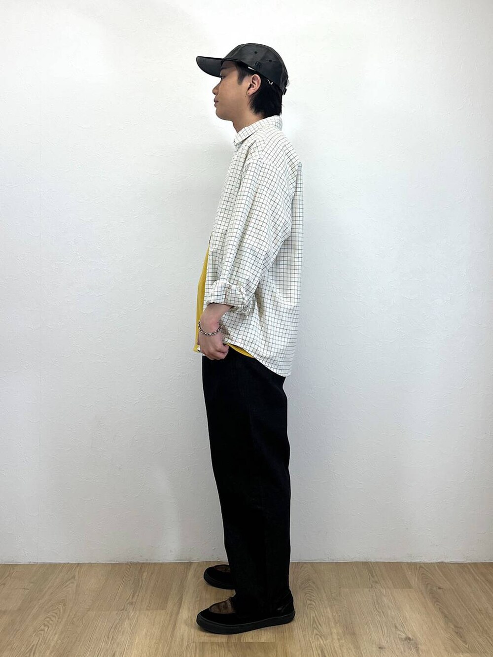 ホワイト系のシャツ/ブラウス、ブラック系のデニムパンツ、その他のリングを着用したメンズの春コーディネートの2枚目の写真