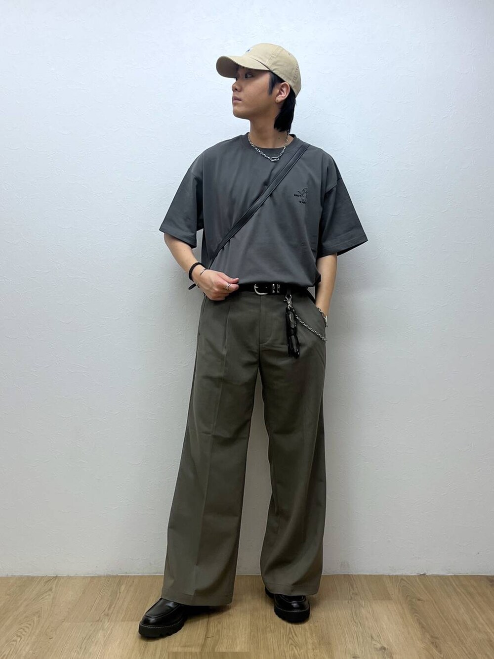 ブラック系のドレスシューズ、ベージュ系のスラックス、グレー系のTシャツ/カットソーを着用したメンズの春コーディネートの5枚目の写真