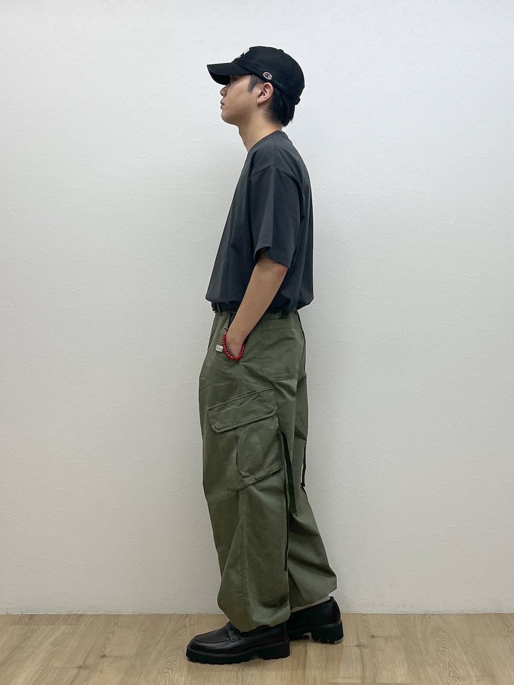 ブラック系のドレスシューズ、グリーン系のカーゴパンツ、グレー系のTシャツ/カットソーを着用したメンズの夏コーディネートの2枚目の写真