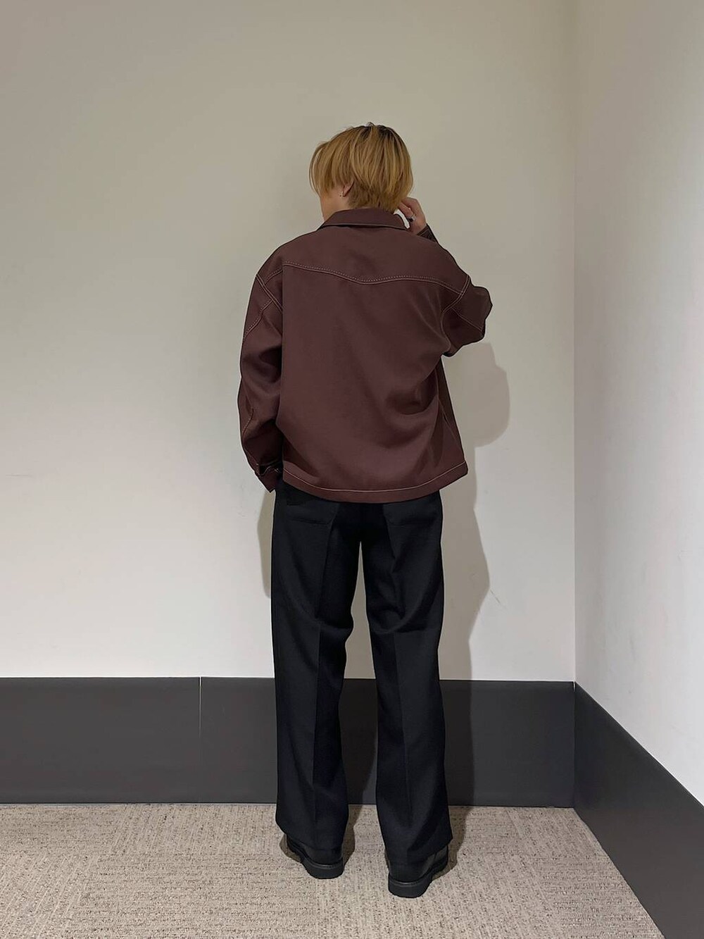 ブラック系のドレスシューズ、ブラック系のタンクトップ、ブラック系のスラックスを着用したメンズの秋コーディネートの3枚目の写真