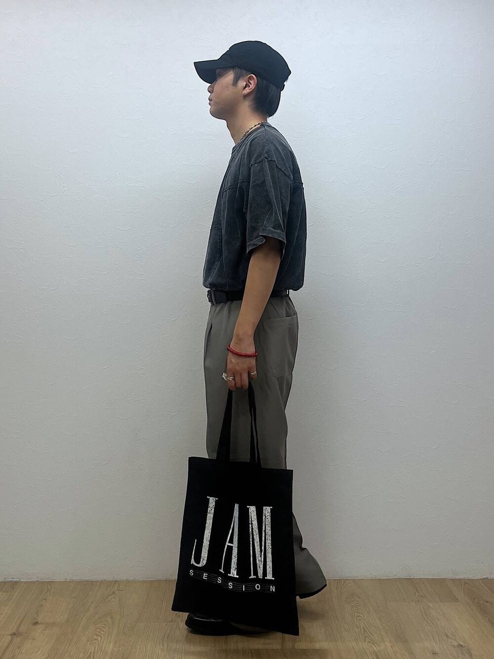 「ゆったり、カジュアル、きれいめ、Tシャツ、スラックス、ワイドパンツ、キャップ、ベルト、バッグ、RAGEBLUE、シンプルコーデ、夏コーデ」｜「RAGEBLUEの【THE SATURDAY EVENING POST】刺繍ロゴキャップ（キャップ、ブラック系）」を使った、RINさん（メンズ・170cm）の夏コーディネートの2枚目の写真
