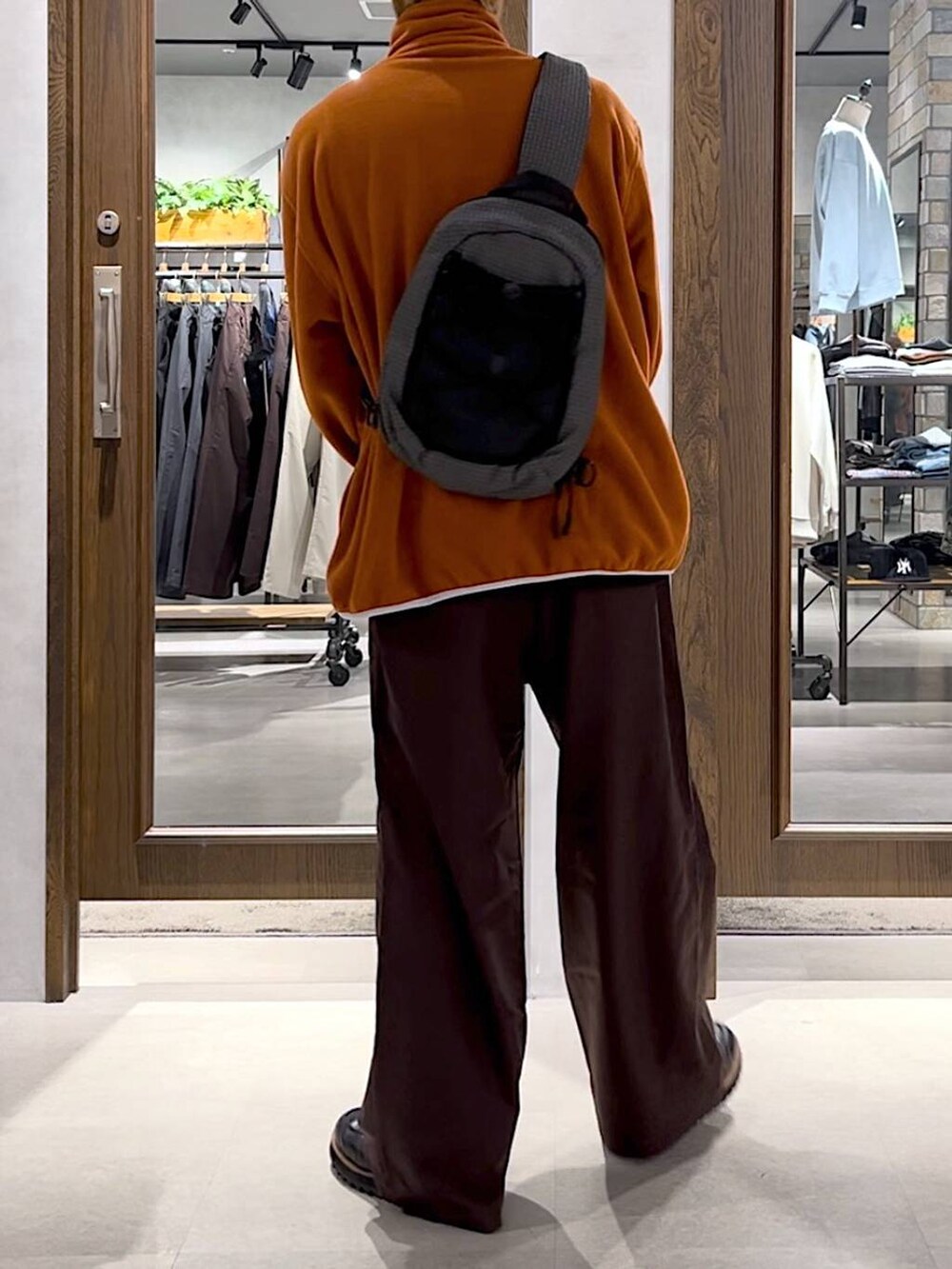 「ゆったり、カジュアル、きれいめ、ワイドパンツ、ニット帽、バッグ、RAGEBLUE、秋コーデ」｜「RAGEBLUEのTR BUGGY WIDE STRAIGHT SLACKS/TRストレッチ/タックバギーストレートワイドスラックス（スラックス、ブラウン系）」を使った、RINさん（メンズ・171cm）の秋コーディネートの2枚目の写真