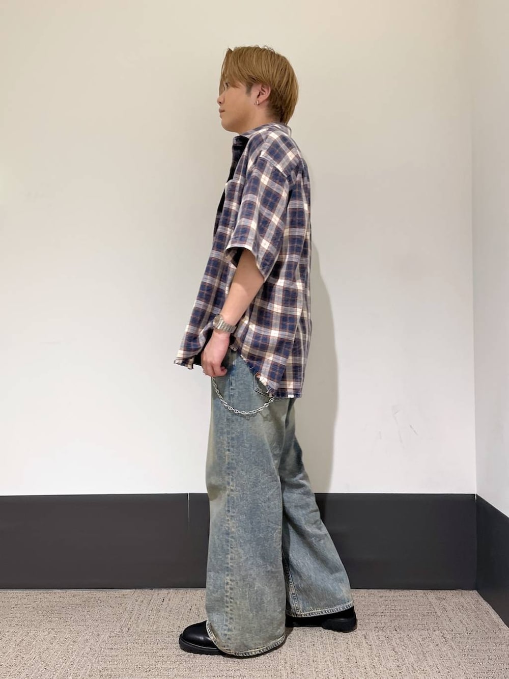 ブラック系のドレスシューズ、ブラック系のタンクトップ、ブルー系のデニムパンツを着用したメンズの夏コーディネートの2枚目の写真