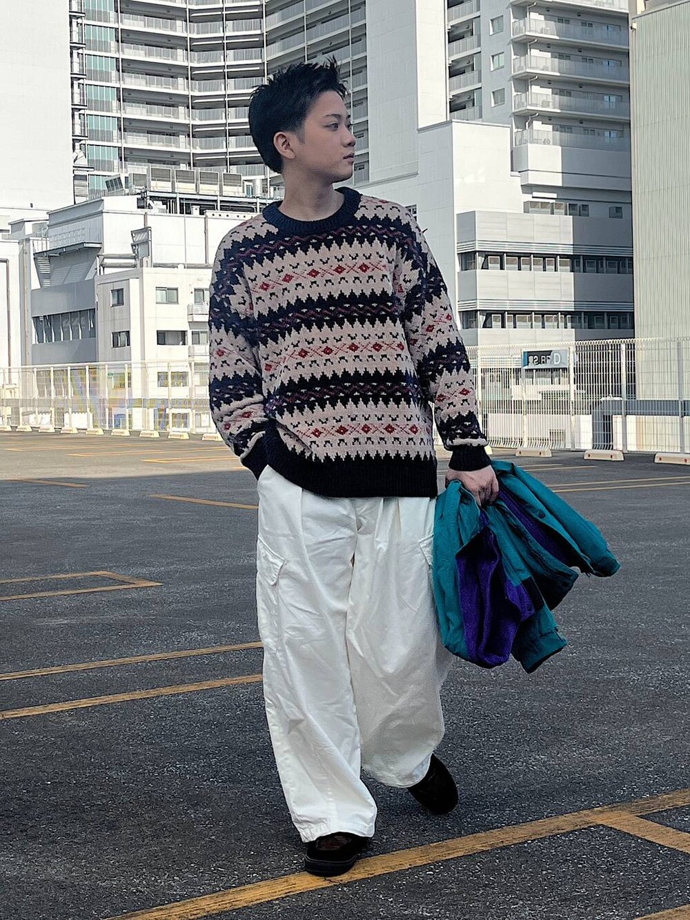 ホワイト系のカーゴパンツ、ベージュ系のニット/セーターを着用したメンズの冬コーディネートの5枚目の写真