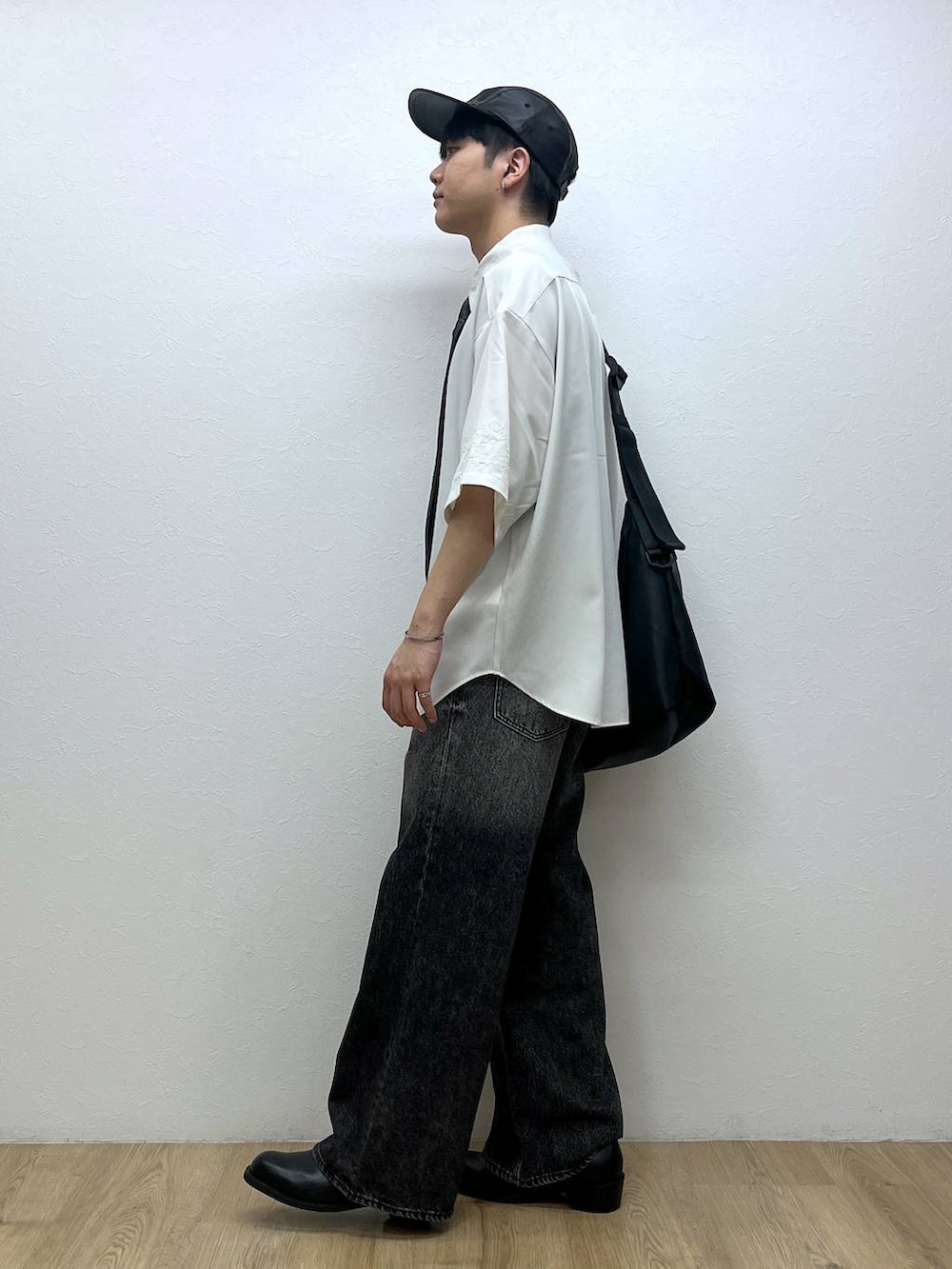 ホワイト系のシャツ/ブラウス、ブラック系のショルダーバッグ、ブラック系のドレスシューズを着用したメンズの夏コーディネートの2枚目の写真