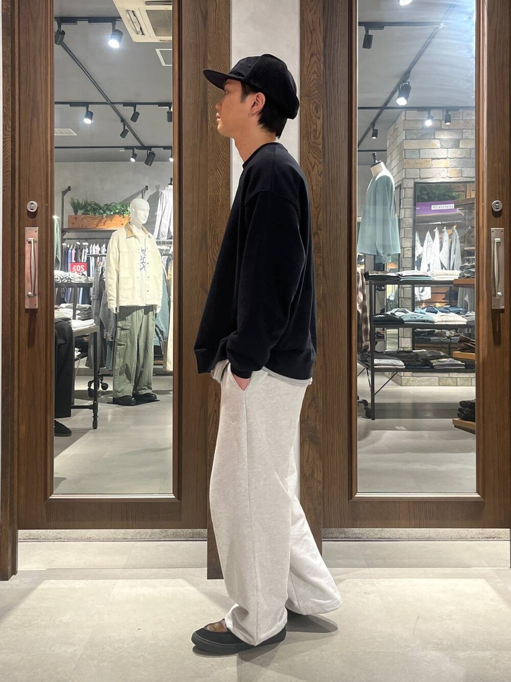 ブラック系のスウェット、その他のスウェットパンツを着用したメンズの冬コーディネートの2枚目の写真