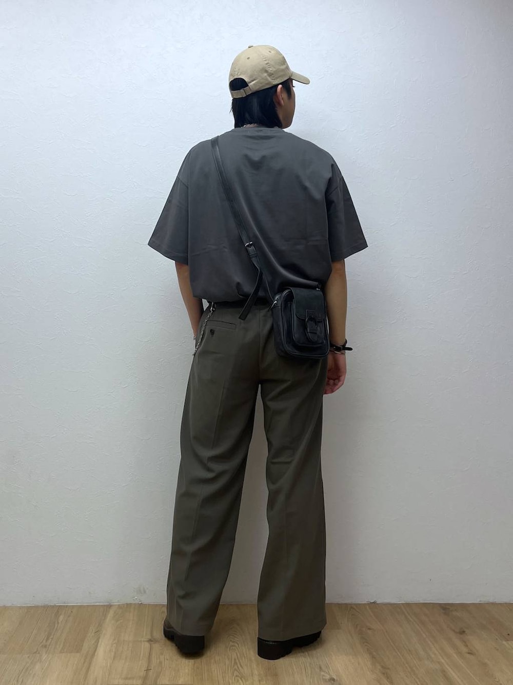 ブラック系のドレスシューズ、ベージュ系のスラックス、グレー系のTシャツ/カットソーを着用したメンズの春コーディネートの3枚目の写真