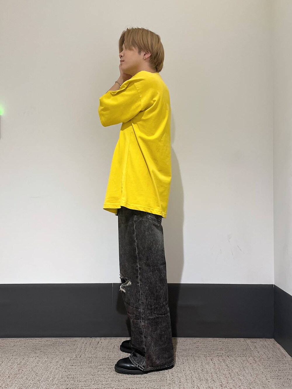 ブラック系のドレスシューズ、グレー系のデニムパンツ、イエロー系のTシャツ/カットソーを着用したメンズの夏コーディネートの2枚目の写真