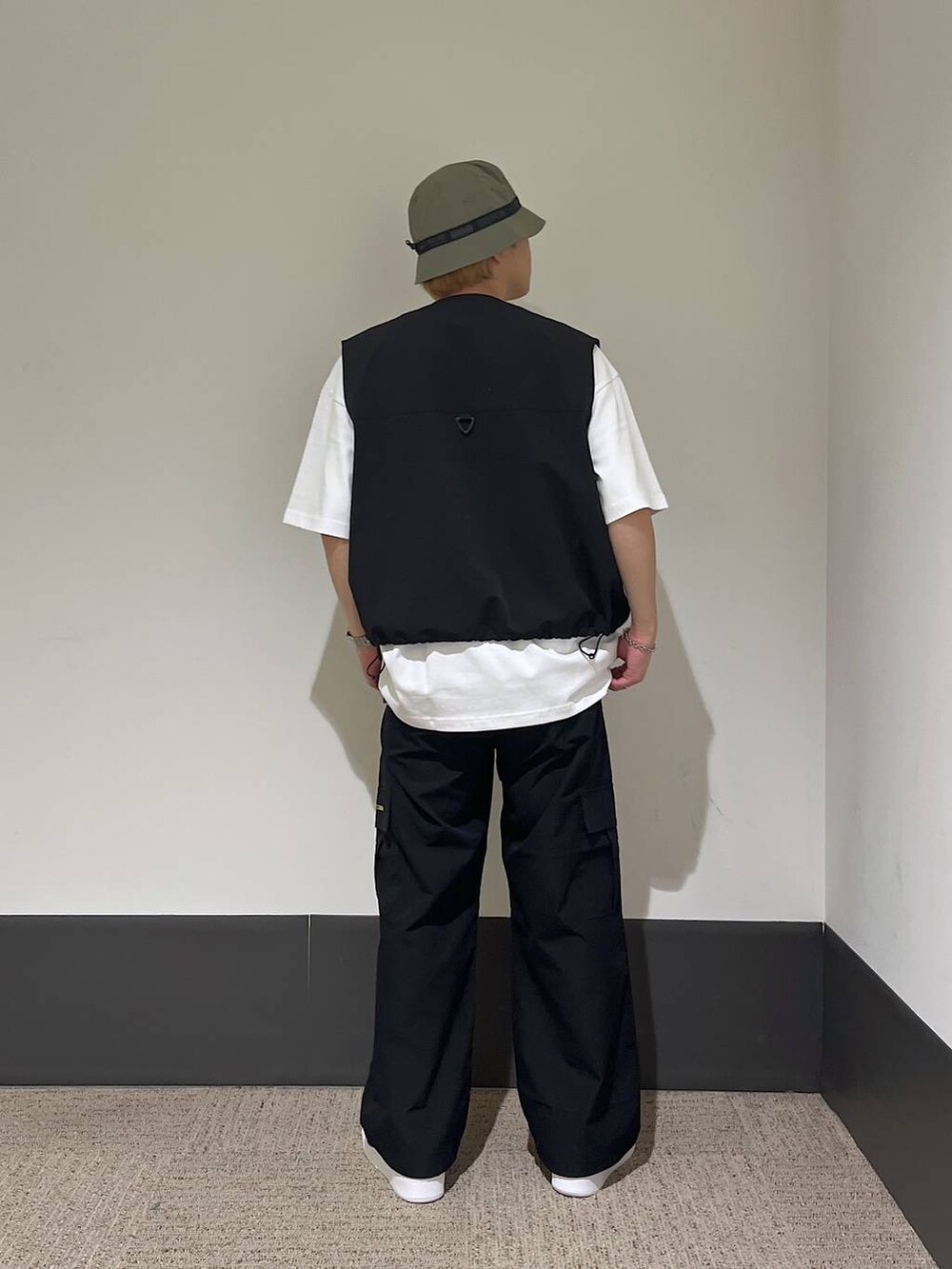ブラック系のベスト、ブラック系のカーゴパンツ、その他のTシャツ/カットソーを着用したメンズの夏コーディネートの3枚目の写真