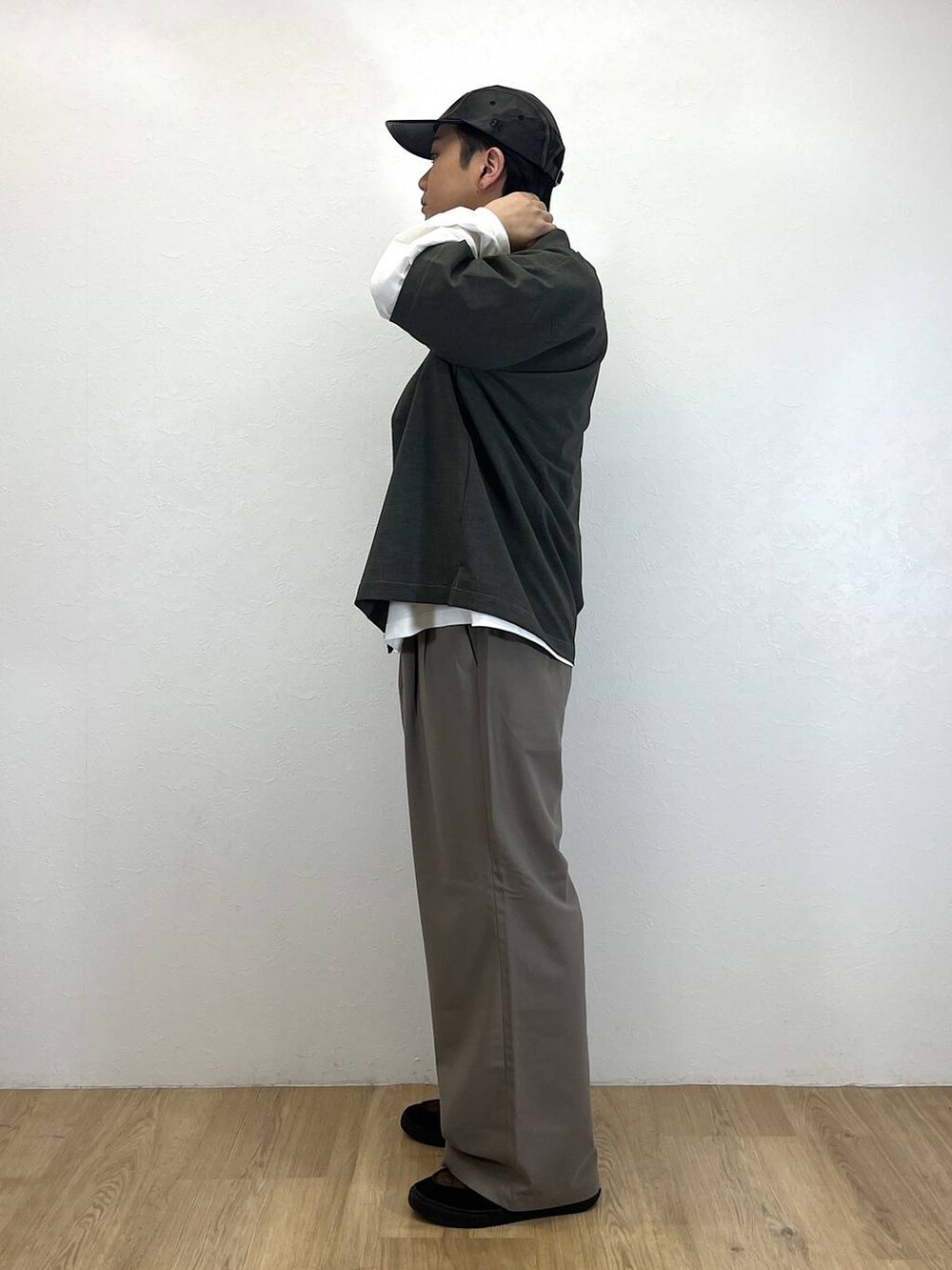 グレー系のシャツ/ブラウス、ホワイト系のTシャツ/カットソー、ベージュ系のスラックスを着用したメンズの春コーディネートの2枚目の写真