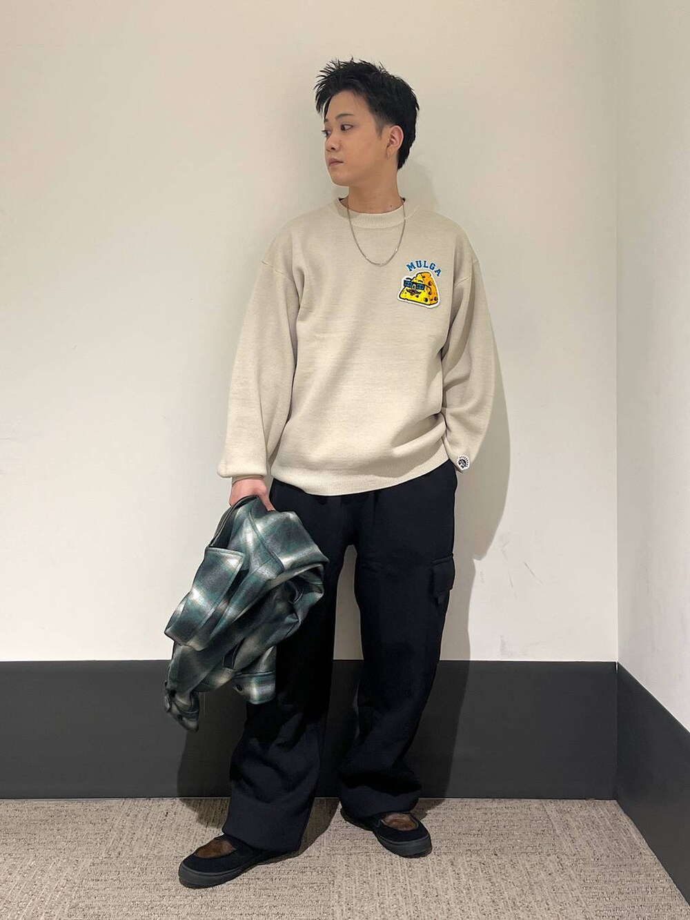 「ゆったり、カジュアル、きれいめ、ブルゾン、チェック、ニット、スウェットパンツ、RAGEBLUE、冬コーデ」｜「RAGEBLUEの【WOOLLYTEC/ウーリーテック】ジップアップ/ストレッチショートブルゾン（ブルゾン、グリーン系）」を使った、RINさん（メンズ・171cm）の冬コーディネートの4枚目の写真