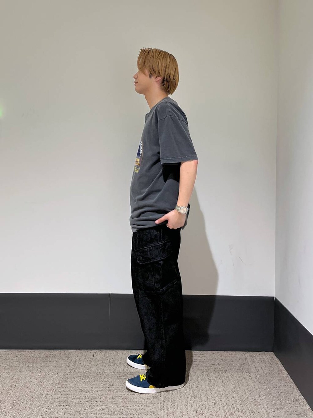 グレー系のデニムパンツ、ブラック系のTシャツ/カットソー、ブラック系のリングを着用したメンズの夏コーディネートの2枚目の写真