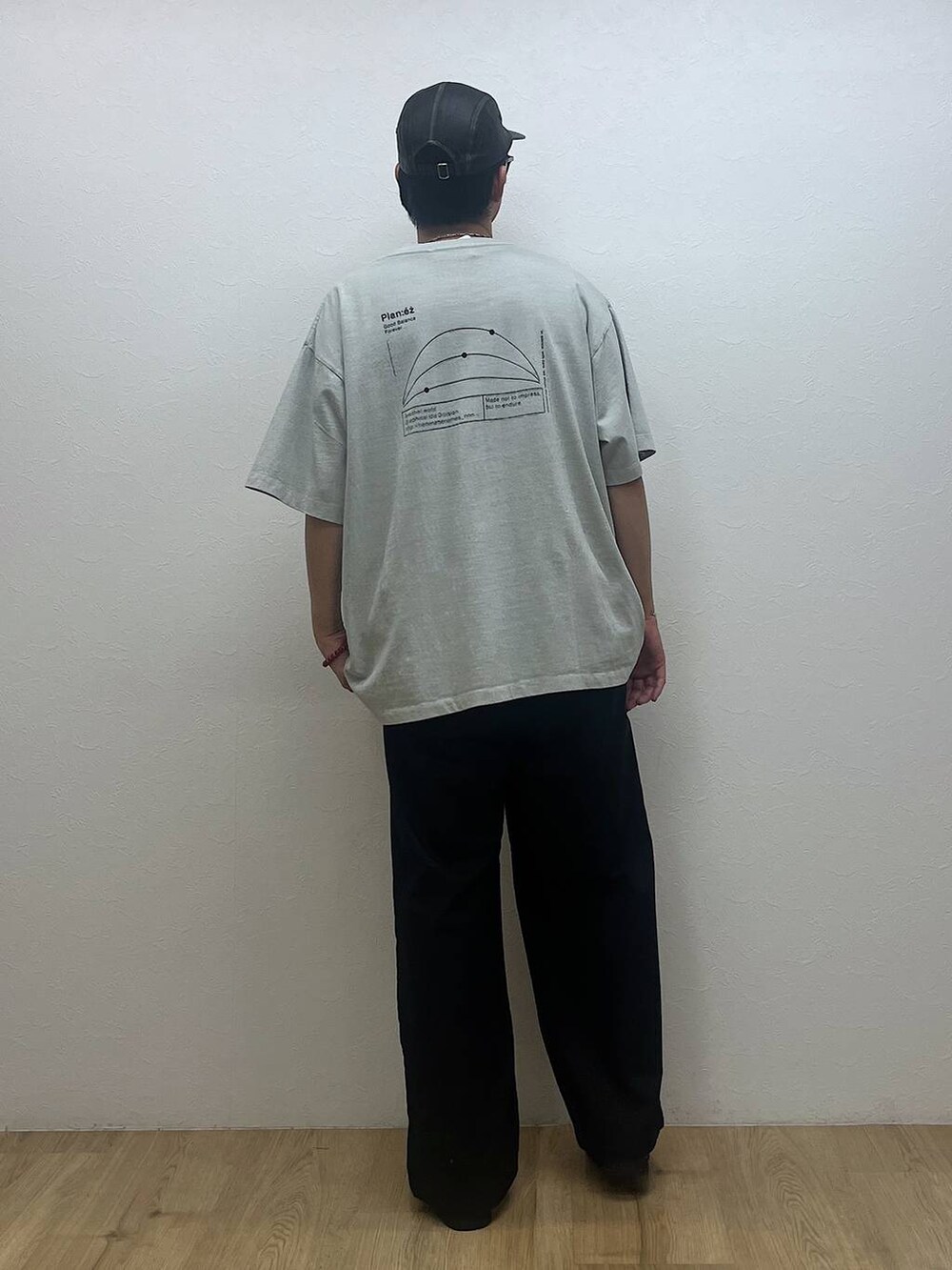 ブラック系のチノパンツ、グレー系のTシャツ/カットソー、ホワイト系のサングラスを着用したメンズの夏コーディネートの3枚目の写真