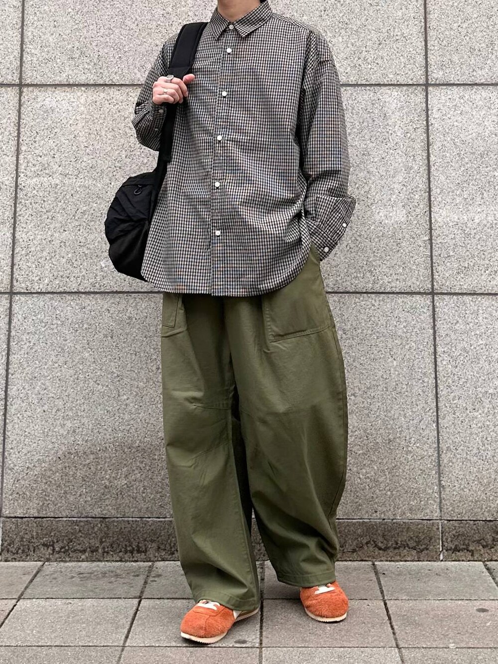 「ゆったり、春コーデ、カジュアル、きれいめ、シャツ、ワイドパンツ、ミリタリー、キャップ、リュック・バッグ、RAGEBLUE」｜「RAGEBLUEのマルチポケットバックパック/リュック（バックパック/リュック、ブラック系）」を使った、RINさん（メンズ・171cm）の春コーディネートの2枚目の写真