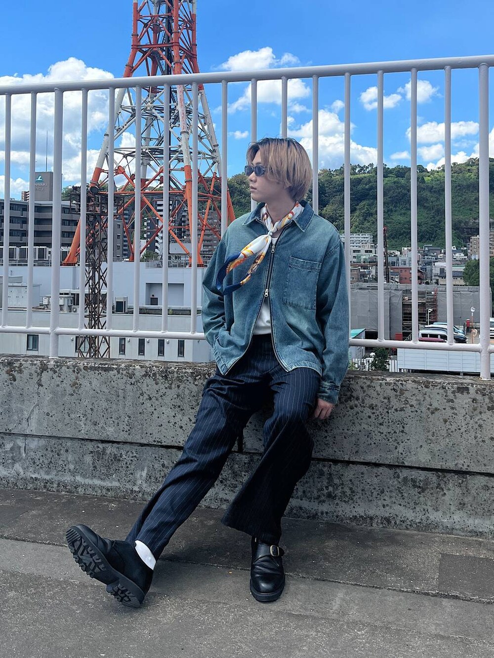 ブラック系のドレスシューズ、ブルー系のスラックス、ホワイト系のTシャツ/カットソーを着用したメンズの秋コーディネートの4枚目の写真