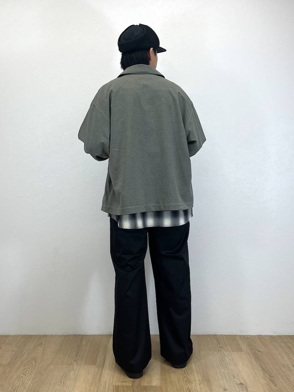 グレー系のシャツ/ブラウス、ブラック系のシャツ/ブラウス、ブラック系のチノパンツを着用したメンズの春コーディネートの3枚目の写真