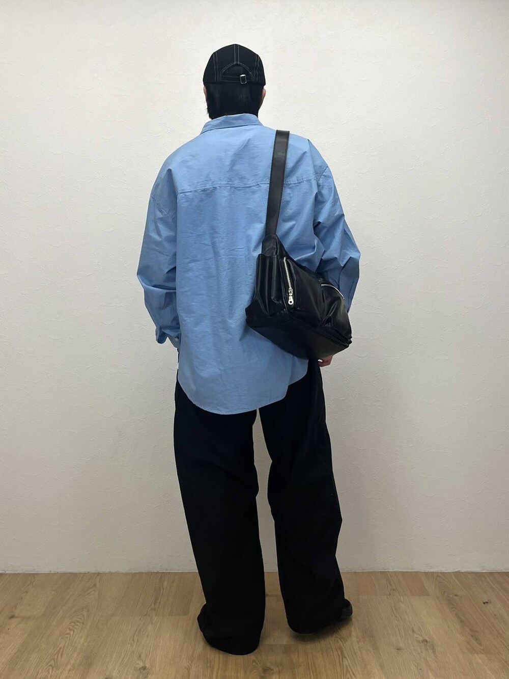 ブラック系のカーゴパンツ、その他のショルダーバッグ、ブルー系のシャツ/ブラウスを着用したメンズの春コーディネートの3枚目の写真