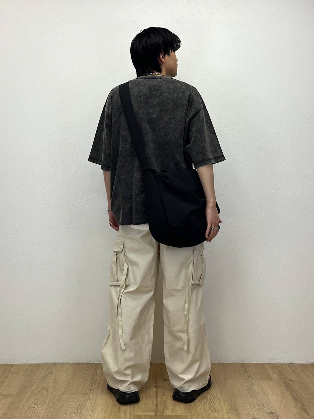 ブラック系のショルダーバッグ、ホワイト系のカーゴパンツ、グレー系のTシャツ/カットソーを着用したメンズの春コーディネートの3枚目の写真