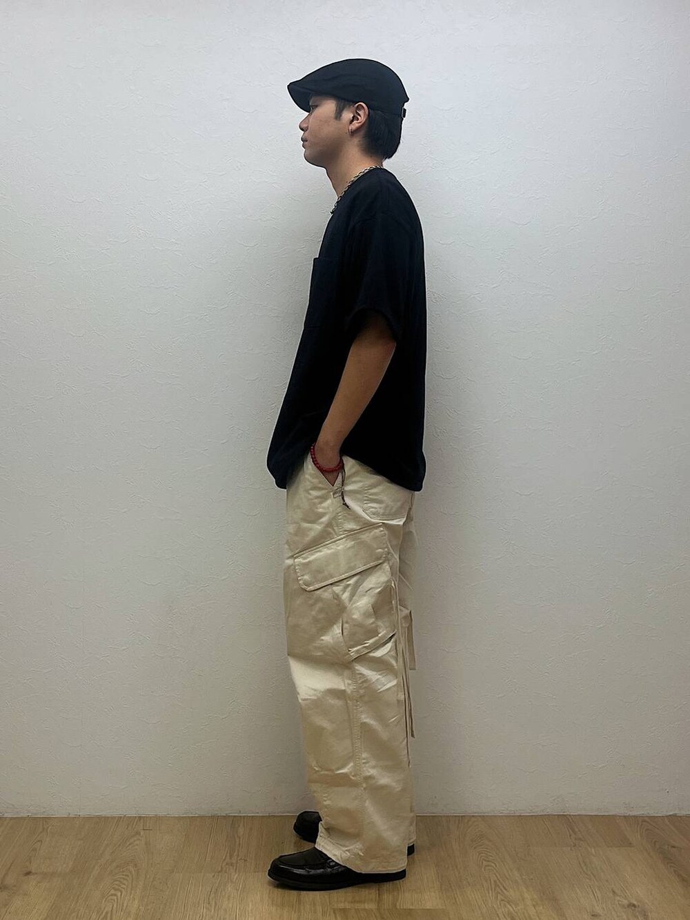 ホワイト系のカーゴパンツ、ブルー系のTシャツ/カットソーを着用したメンズの夏コーディネートの2枚目の写真