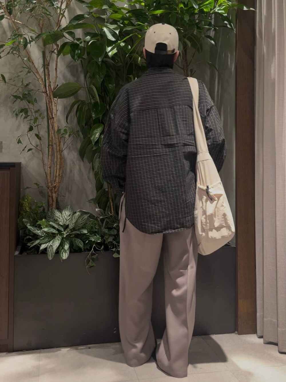 その他のショルダーバッグ、ベージュ系のスラックス、ブラック系のシャツ/ブラウスを着用したメンズの春コーディネートの3枚目の写真