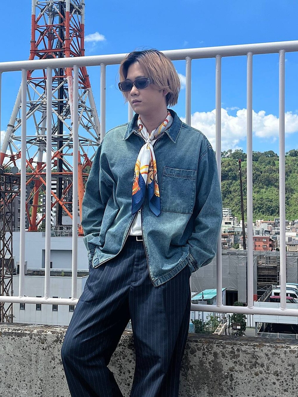 ブラック系のドレスシューズ、ブルー系のスラックス、ホワイト系のTシャツ/カットソーを着用したメンズの秋コーディネートの2枚目の写真