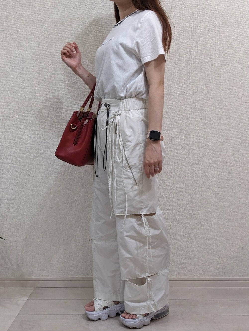 ホワイト系のTシャツ/カットソー、ホワイト系のその他パンツ、ホワイト系のサンダルを着用したレディースの秋コーディネートの2枚目の写真