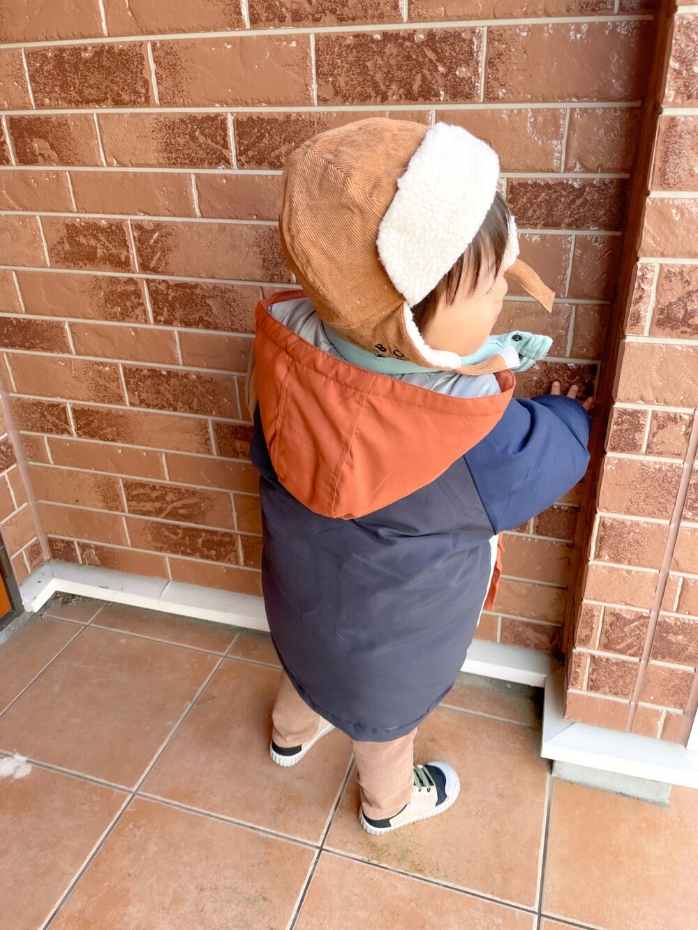 グレー系のスウェット、ブラウン系のパンツ、その他のスニーカーを着用したキッズの冬コーディネートの3枚目の写真