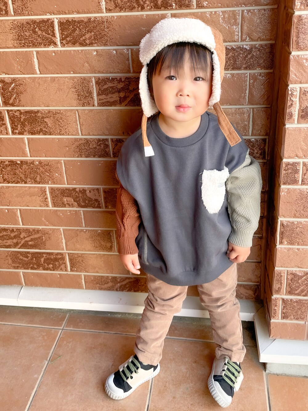 「キッズファッション、ストリート、スニーカーコーデ、おしゃれさんと繋がりたい、男の子、男の子コーデ、韓国ファッション、韓国子供服、韓国風コーデ、BREEZE、BREEZEコーデ、バイカラー」｜「BREEZEのニット切替トレーナー（スウェット、グレー系）」を使った、touaさん（キッズ・90cm）の冬コーディネートの3枚目の写真