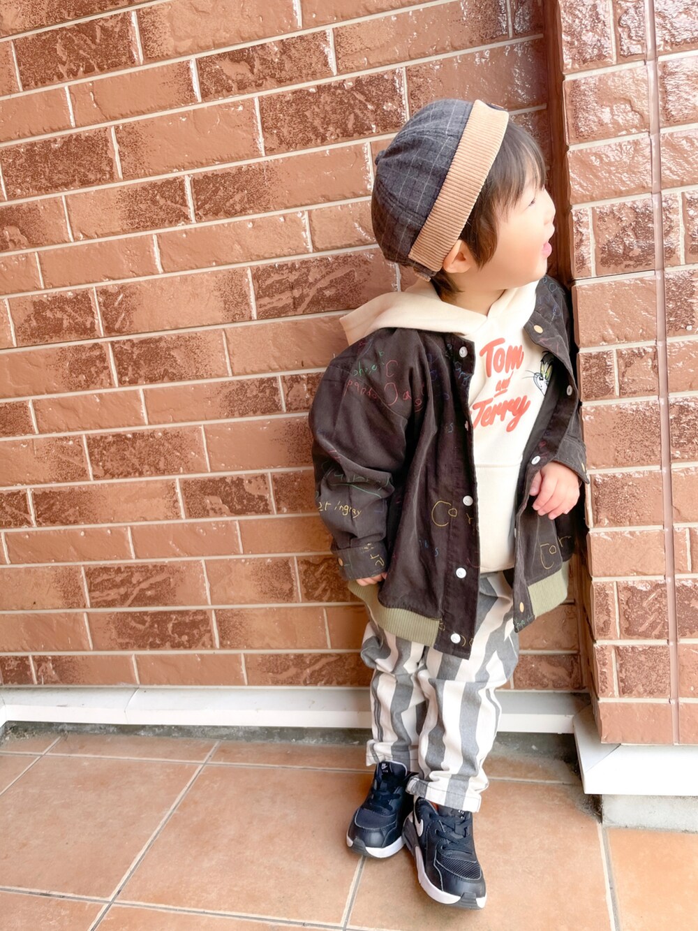 ホワイト系のパーカー、グレー系のその他パンツ、ブラック系のスニーカーを着用したキッズの春コーディネートの3枚目の写真