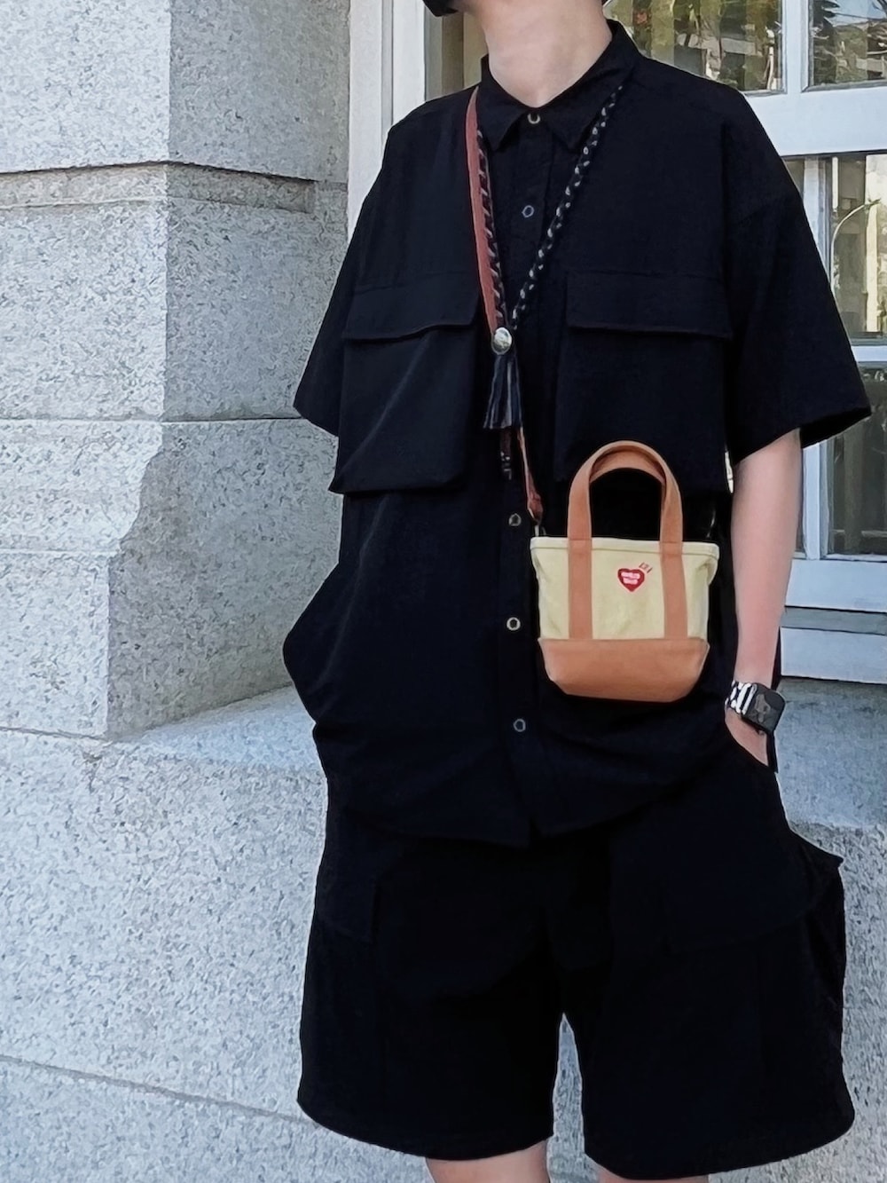 ベージュ系のショルダーバッグ、ブラック系のシャツ/ブラウス、ブラウン系のスニーカーを着用したメンズの秋コーディネートの3枚目の写真