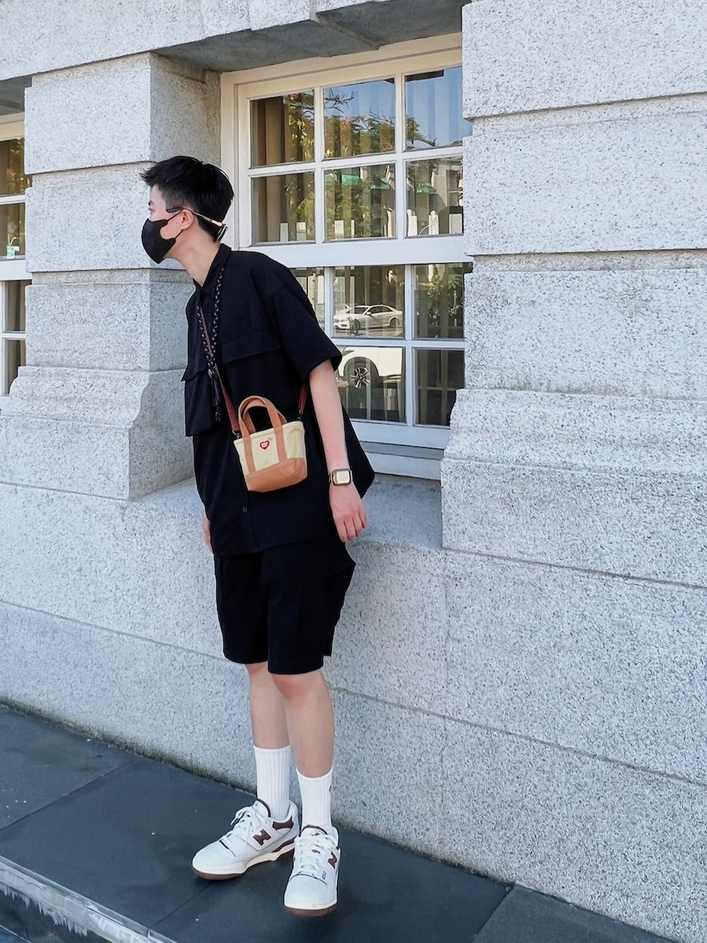 ベージュ系のショルダーバッグ、ブラック系のシャツ/ブラウス、ブラウン系のスニーカーを着用したメンズの秋コーディネートの2枚目の写真