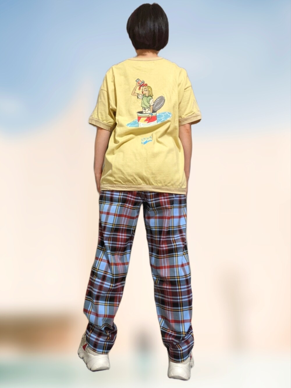 ブルー系のパンツ、ホワイト系のスニーカー、イエロー系のTシャツ/カットソーを着用したレディースの秋コーディネートの2枚目の写真