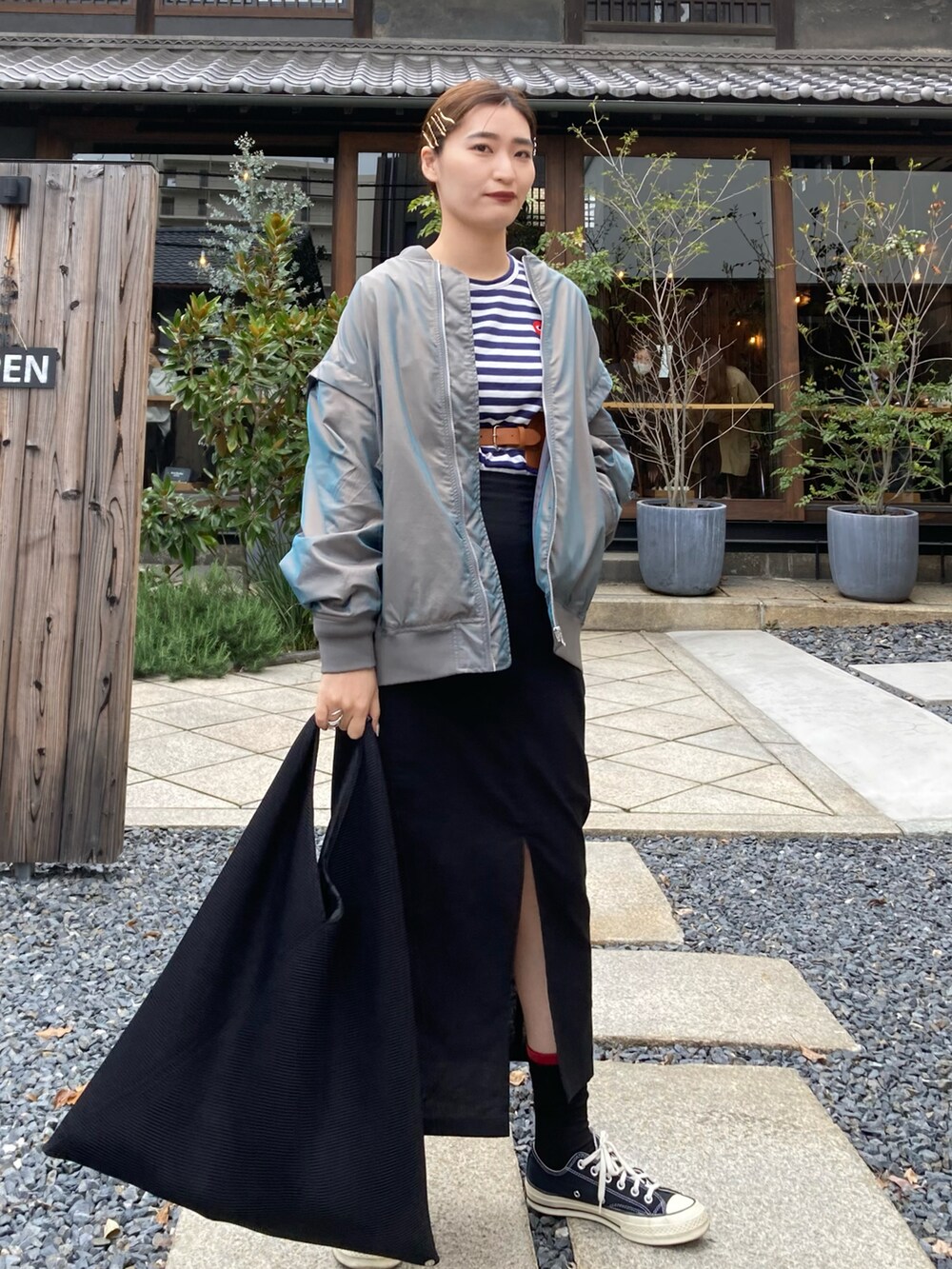 「春服、Coming soon…、休日コーデ、お出かけコーデ、カジュアル、スニーカー、プチプラ、春服みてみて、ユニクロ、休日スタイル、春コーデ、モード、MA-1、タマムシカラー、スカート」｜「KBFの2WAYルーズMA-1ブルゾン（ブルゾン、グレー系）」を使った、iriさん（レディース・163cm）の春コーディネートの2枚目の写真