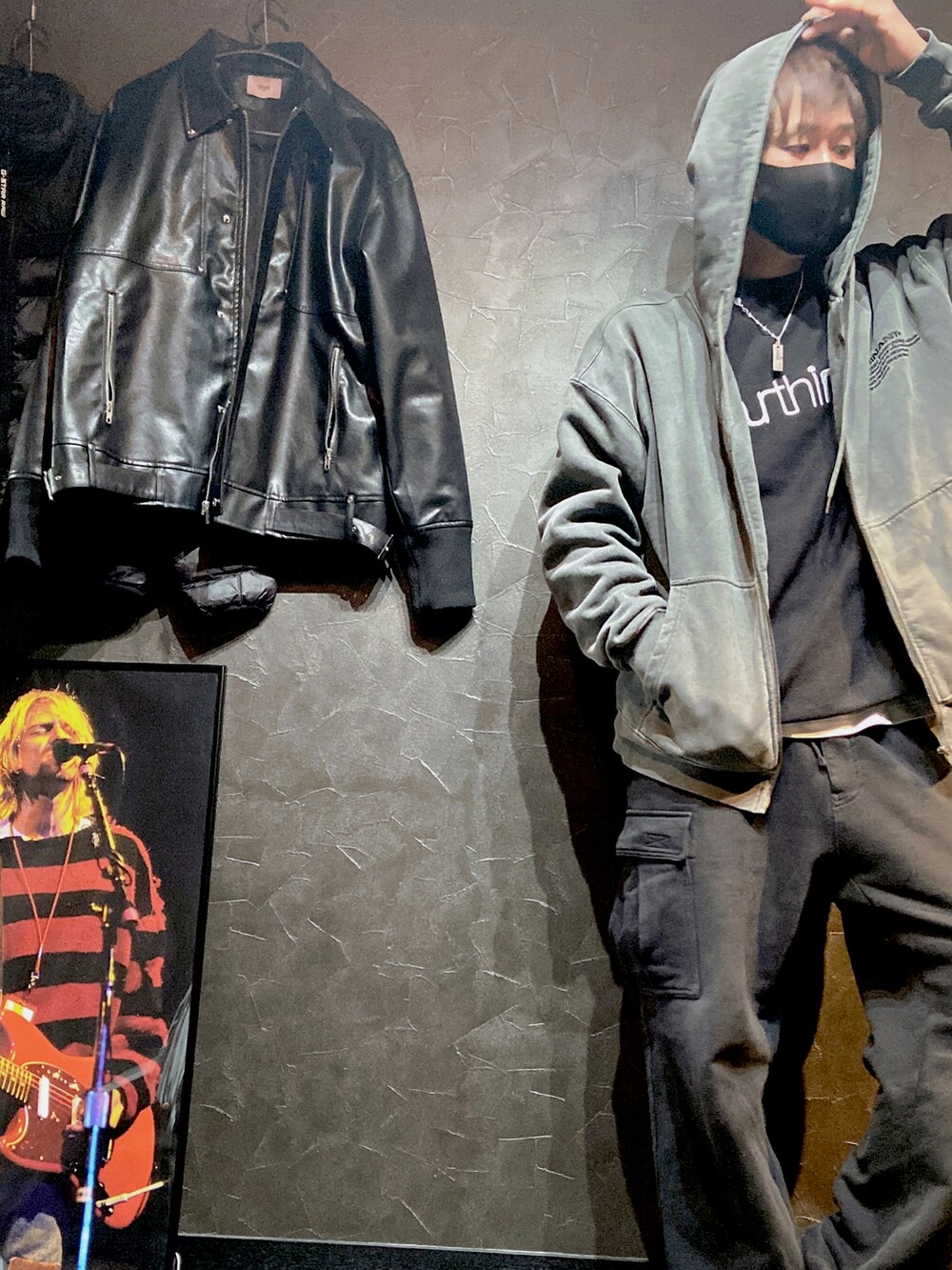 ブラック系のカーゴパンツ、グレー系のスウェット、ブラック系のスウェットを着用したメンズの冬コーディネートの2枚目の写真