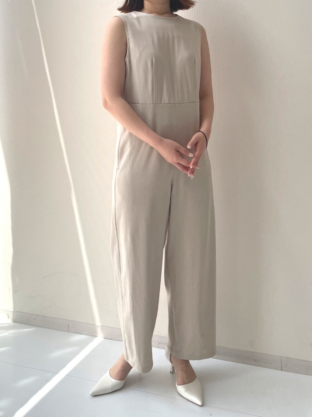 ベージュ系のつなぎ/オールインワンを着用したレディースの夏コーディネートの2枚目の写真