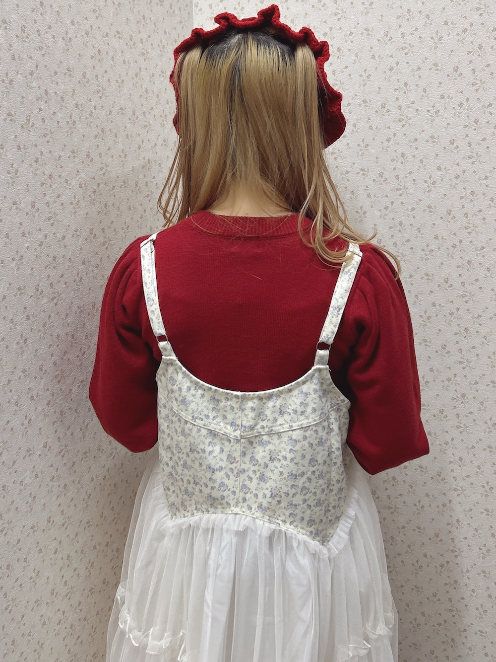 レッド系のニット/セーター、ホワイト系のワンピース、ブラック系のトートバッグを着用したレディースの秋コーディネートの5枚目の写真