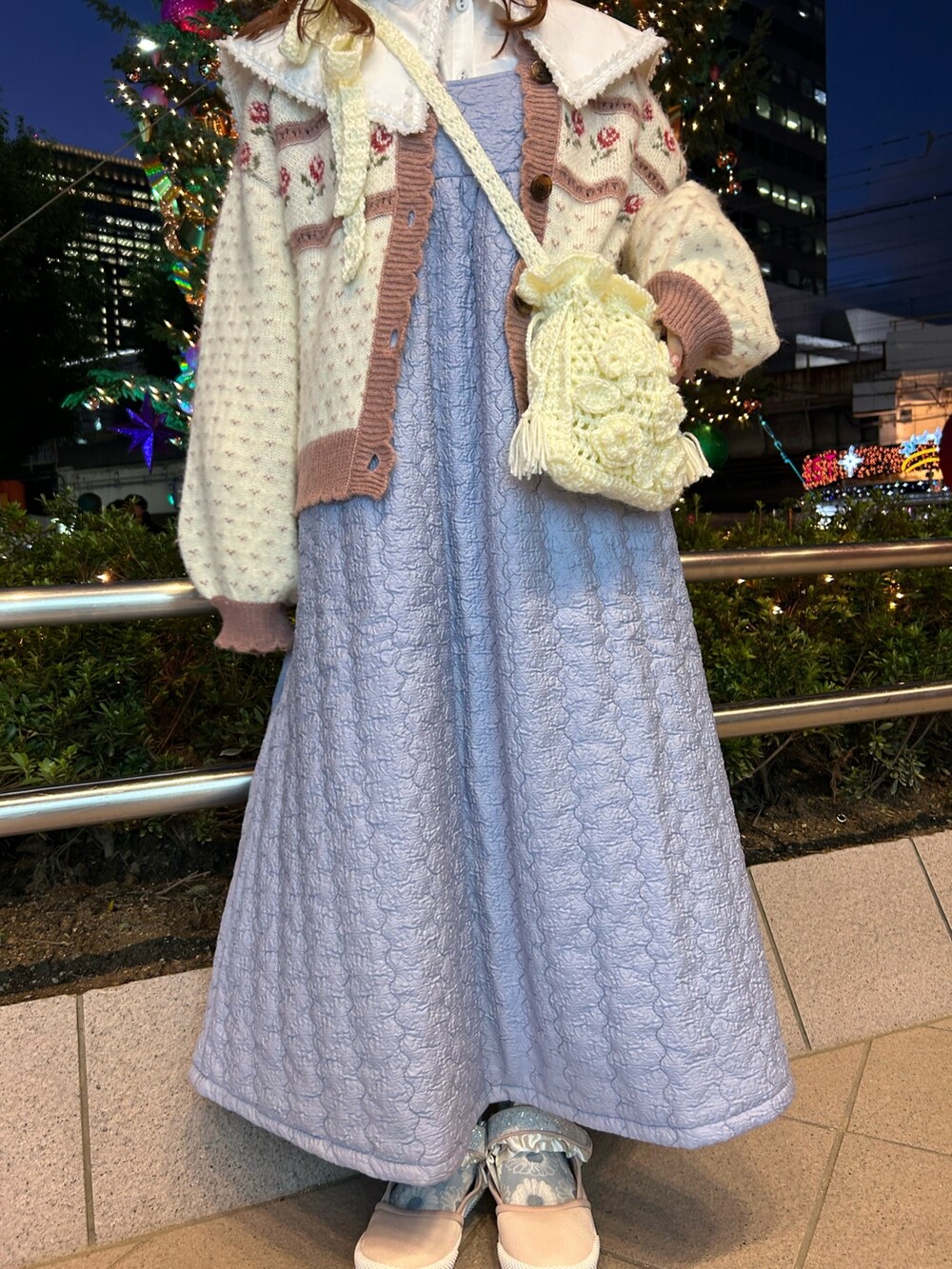 ホワイト系のシャツ/ブラウス、ピンク系のカーディガン/ボレロ、ホワイト系のハンドバッグを着用したレディースの秋コーディネートの5枚目の写真