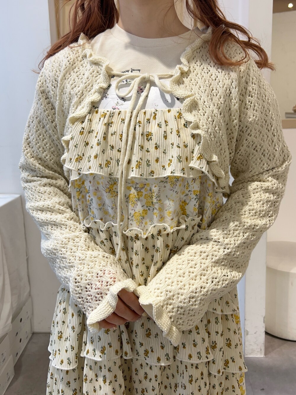 ホワイト系のカーディガン/ボレロ、ベージュ系のTシャツ/カットソー、その他のワンピースを着用したレディースの春コーディネートの6枚目の写真