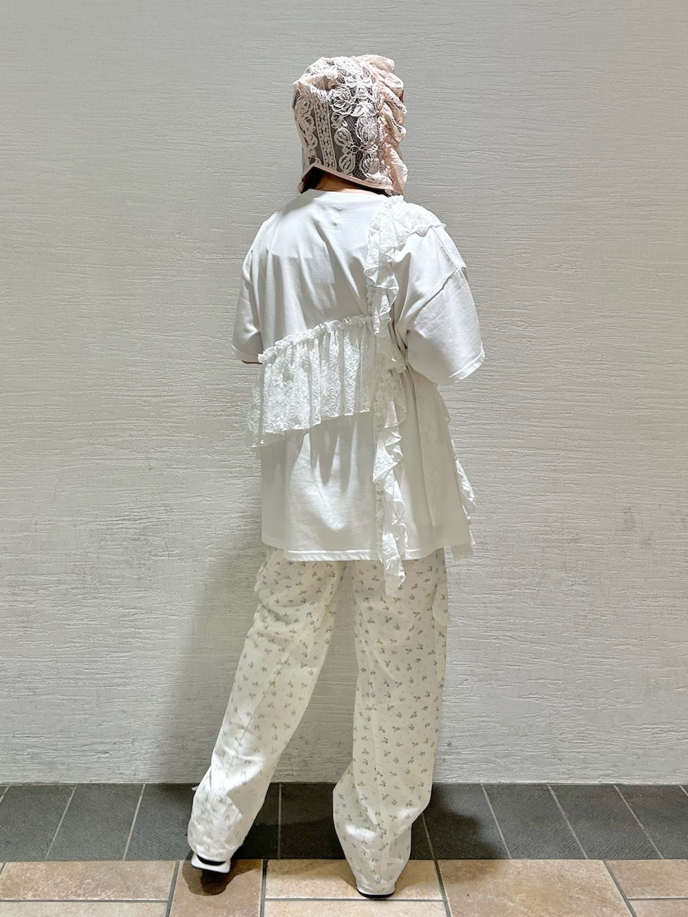 ホワイト系のTシャツ/カットソー、ホワイト系のカーゴパンツ、ホワイト系のスニーカーを着用したレディースの春コーディネートの4枚目の写真