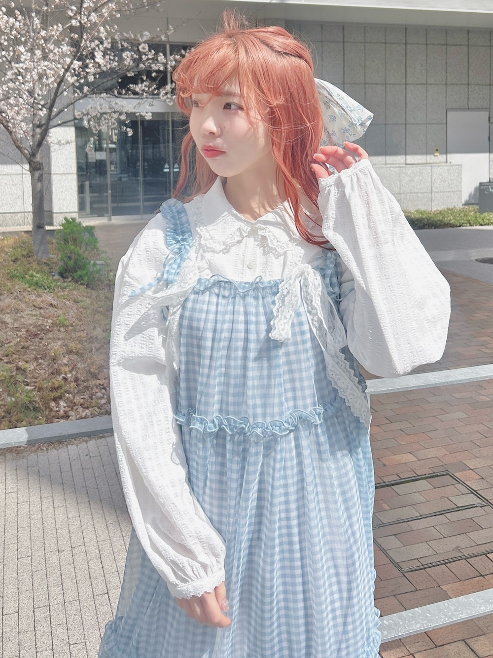 ブルー系のワンピース、ホワイト系のシャツ/ブラウス、ホワイト系のスニーカーを着用したレディースの春コーディネートの4枚目の写真