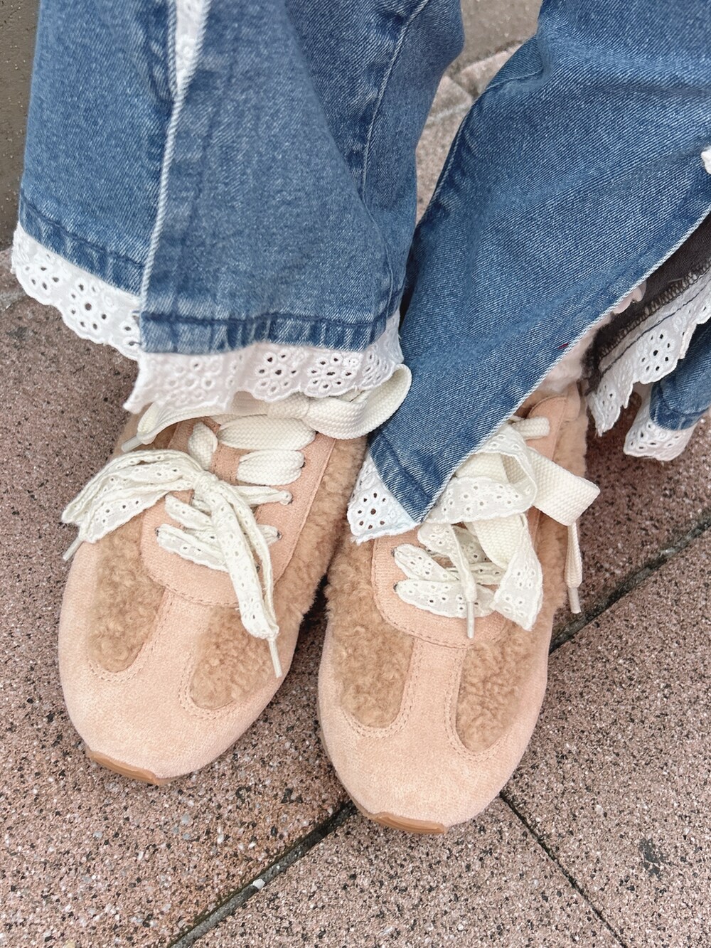 ピンク系のスウェット、ブルー系のデニムパンツ、ホワイト系のトートバッグを着用したレディースの秋コーディネートの10枚目の写真