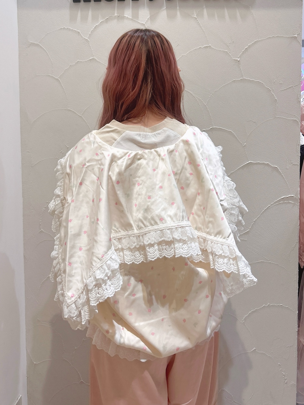 ピンク系のブルゾン、ピンク系のその他パンツ、ベージュ系のTシャツ/カットソーを着用したレディースの秋コーディネートの5枚目の写真