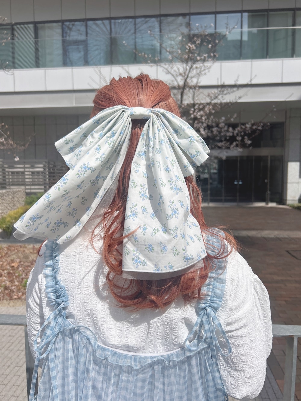 ブルー系のワンピース、ホワイト系のシャツ/ブラウス、ホワイト系のスニーカーを着用したレディースの春コーディネートの8枚目の写真