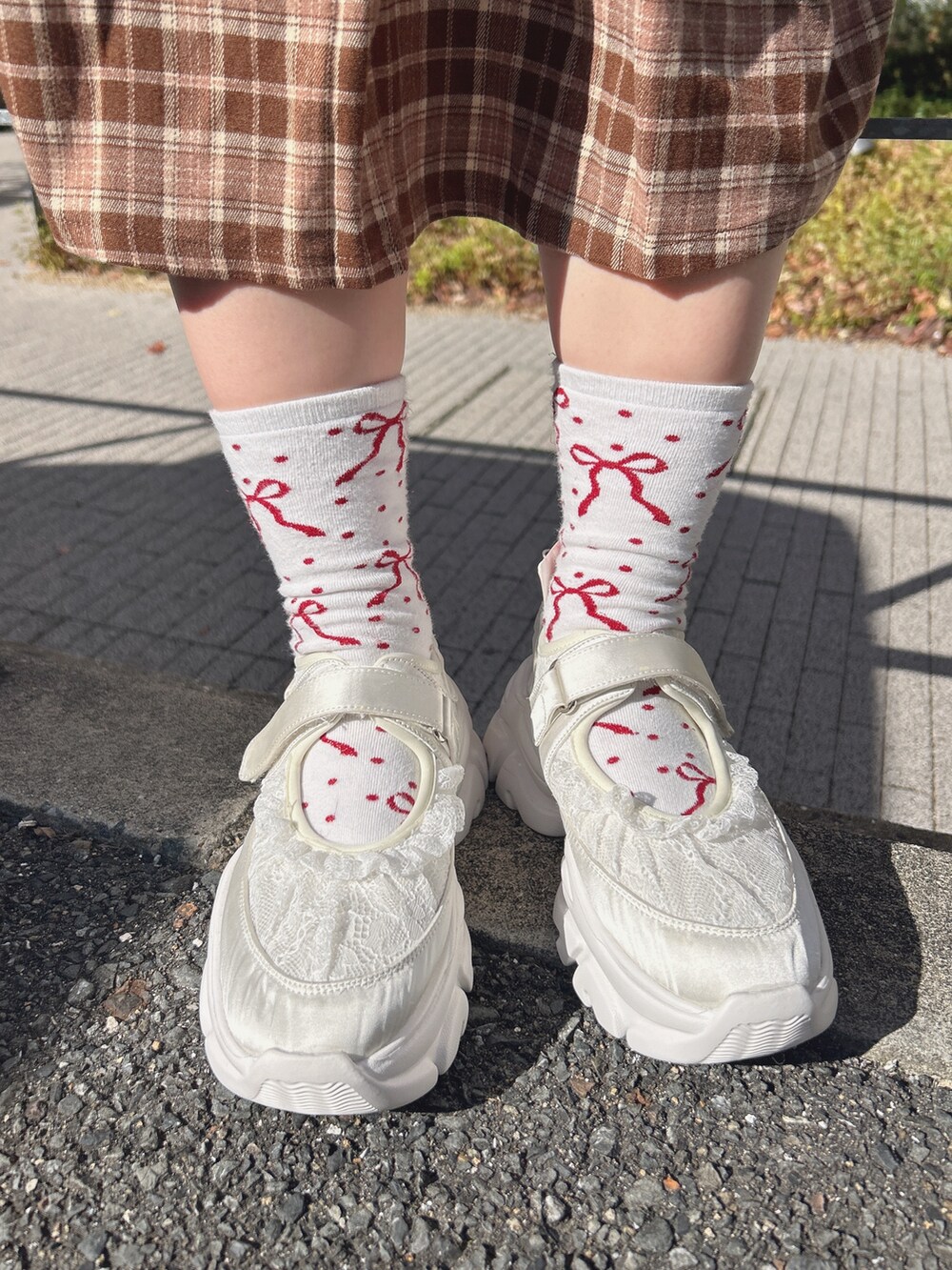 ホワイト系のショルダーバッグ、ホワイト系のカーディガン/ボレロ、ホワイト系のニット/セーターを着用したレディースの秋コーディネートの10枚目の写真