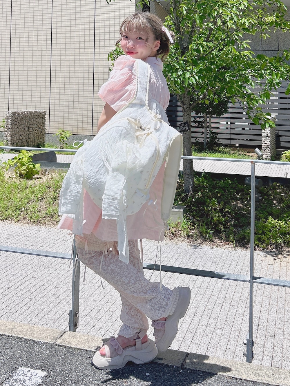 ピンク系のワンピース、ホワイト系のキャミソール、ホワイト系のその他パンツを着用したレディースの夏コーディネートの2枚目の写真