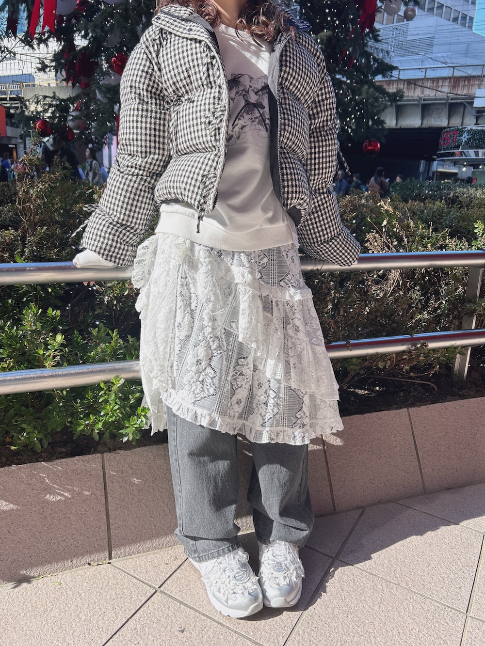 その他のブルゾン、ホワイト系のスウェット、ホワイト系のスカートを着用したレディースの冬コーディネートの9枚目の写真