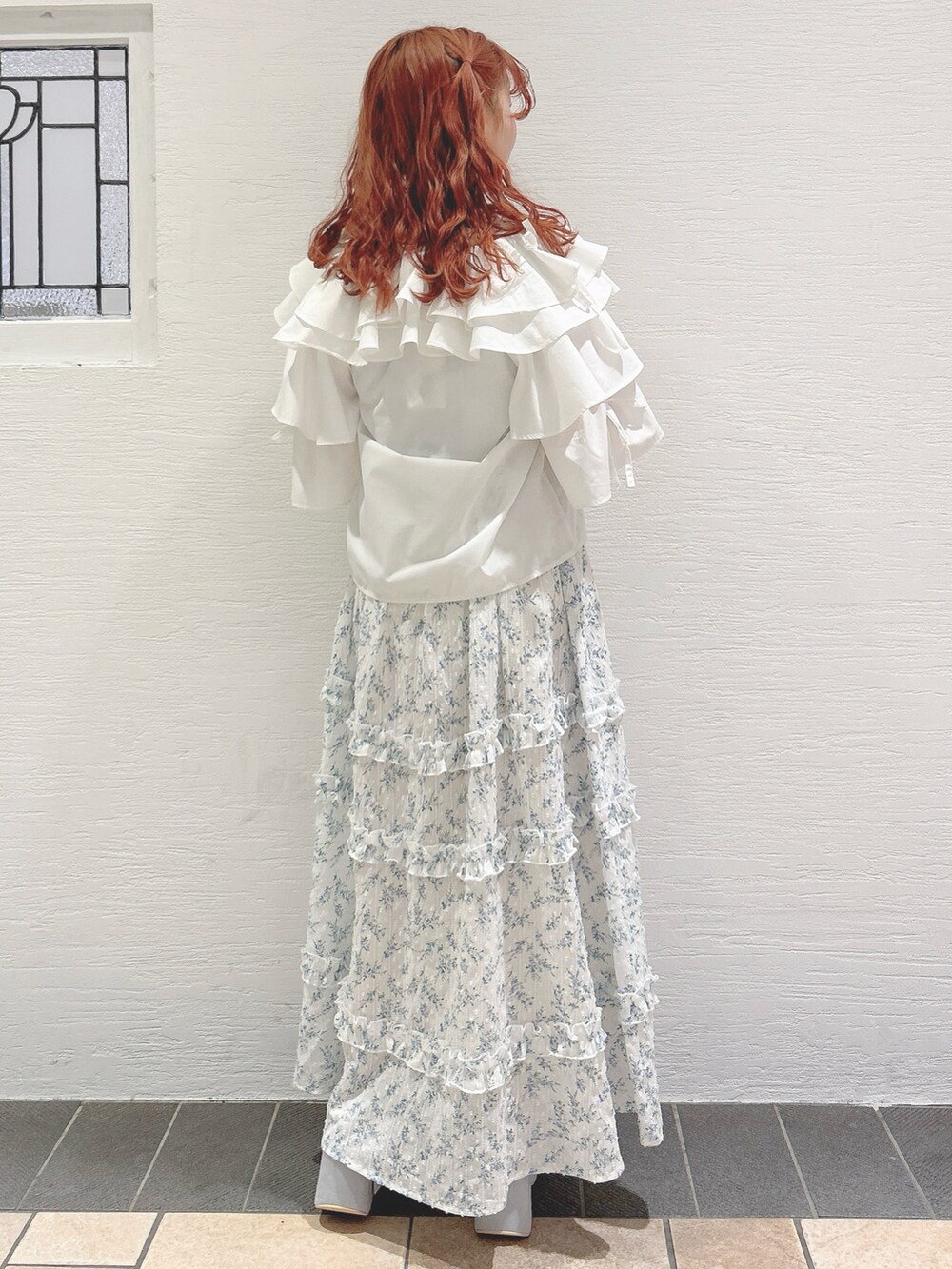 ホワイト系のワンピース、ホワイト系のシャツ/ブラウス、ブルー系のサンダルを着用したレディースの春コーディネートの3枚目の写真